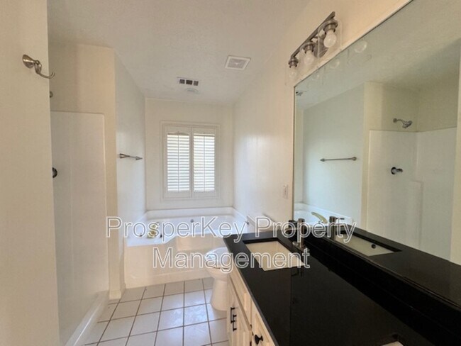 Building Photo - 5272 Spinnaker Ct