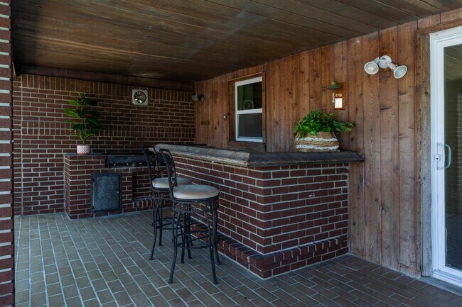 Building Photo - 709 Lindell Blvd
