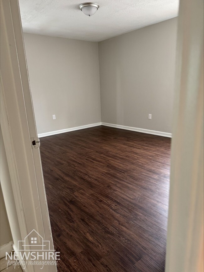 Building Photo - Townhome! Hampton Avenue Apartments — Comfortable Greenville Living Close to Everything