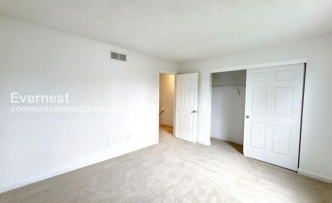 Building Photo - Spacious Condo with Modern Amenities and Garage Parking