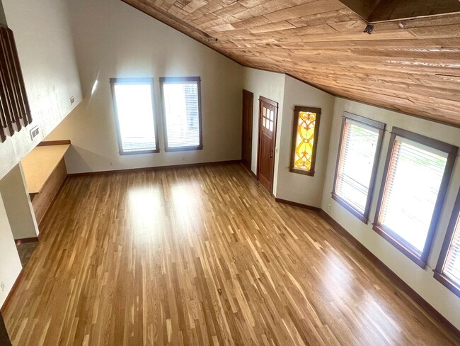 Building Photo - Bainbridge Island charmer ....delightfully...