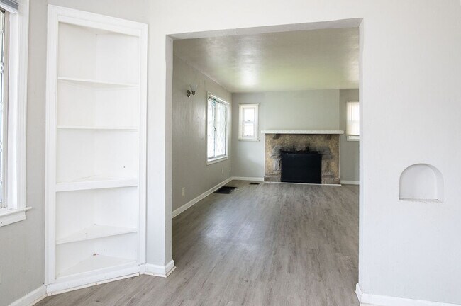 Building Photo - 331 Sandhurst Dr
