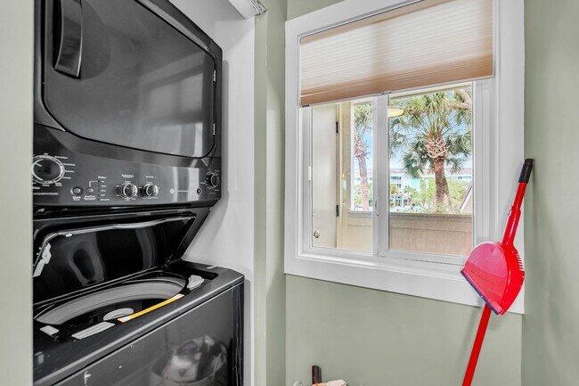 Building Photo - Coastal Living in the Heart of Folly Beach