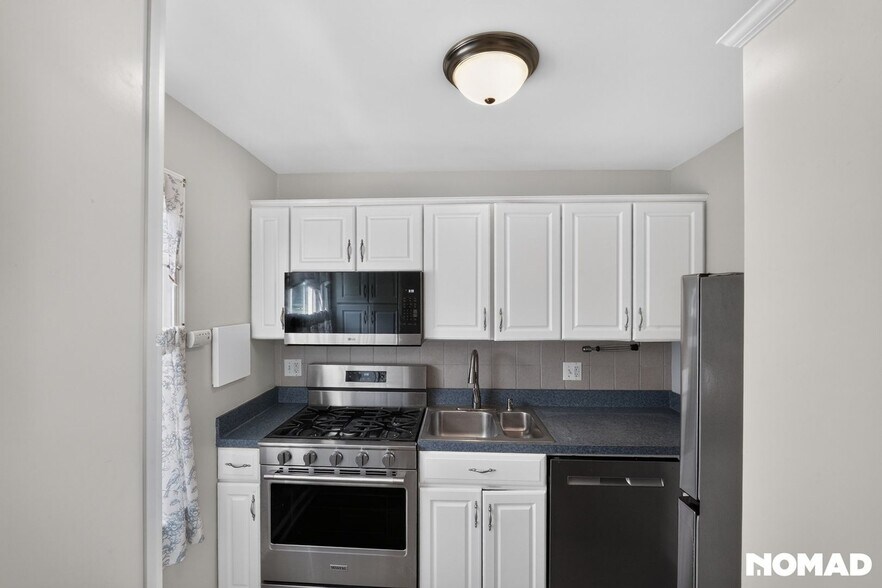 Building Photo - 442 Westshire Dr
