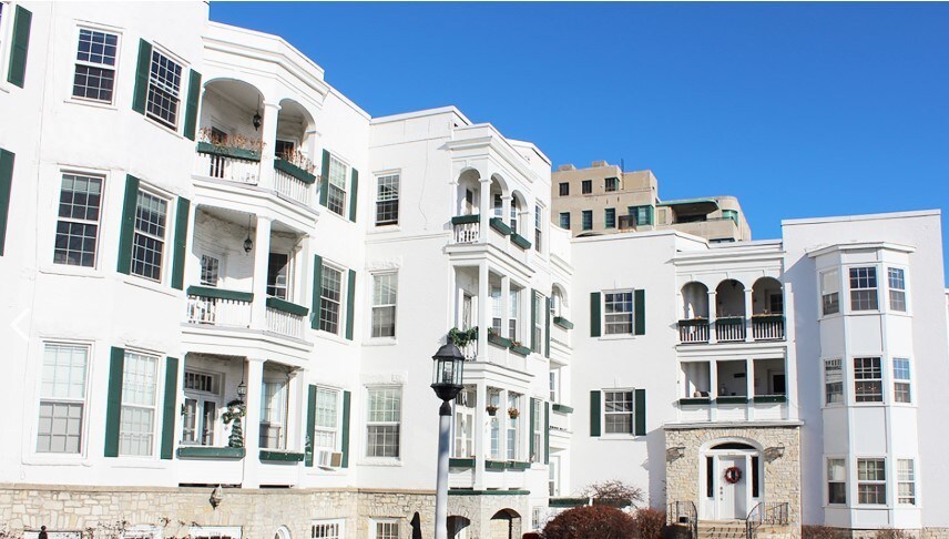 Building Photo - White Manor