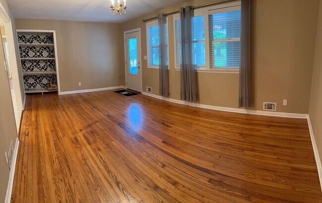 Building Photo - 5 Bedroom/4 Bath Home for lease on 1.5 Acr...