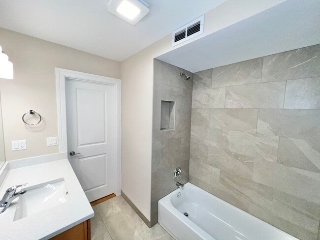 Building Photo - 5547 N Central Ave