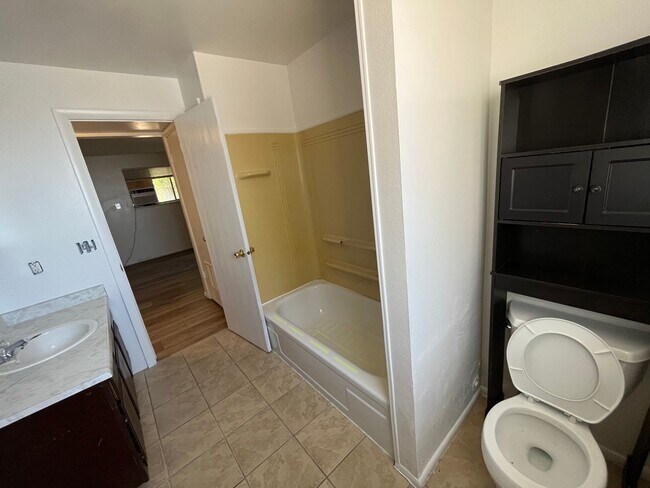 Building Photo - Great 2 bedroom 1 bathroom Provo Apartment