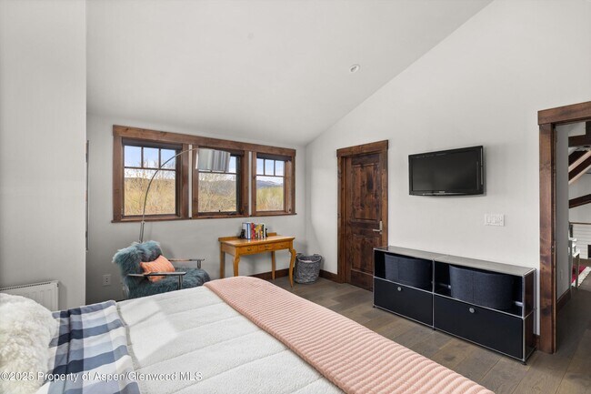 Building Photo - 160 Equestrian Way