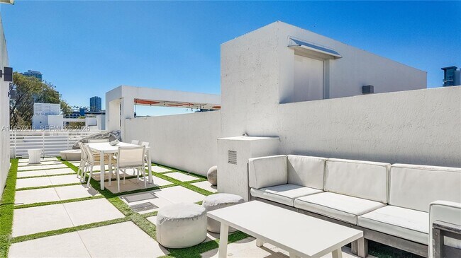 Building Photo - 455 NE 39th St