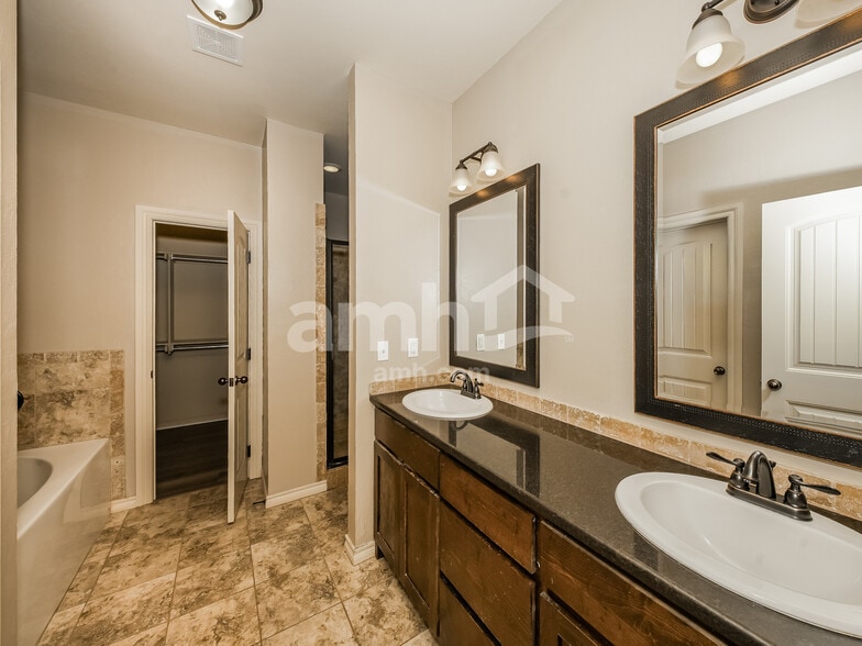 Building Photo - 8809 SW 46th St