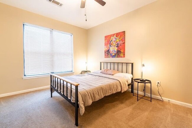 Building Photo - 898 Oak St SW