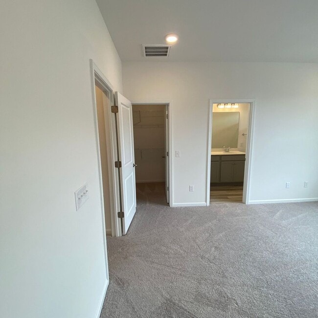 Building Photo - BRAND NEW TOWHOME IN FOXBANK PLANTATION