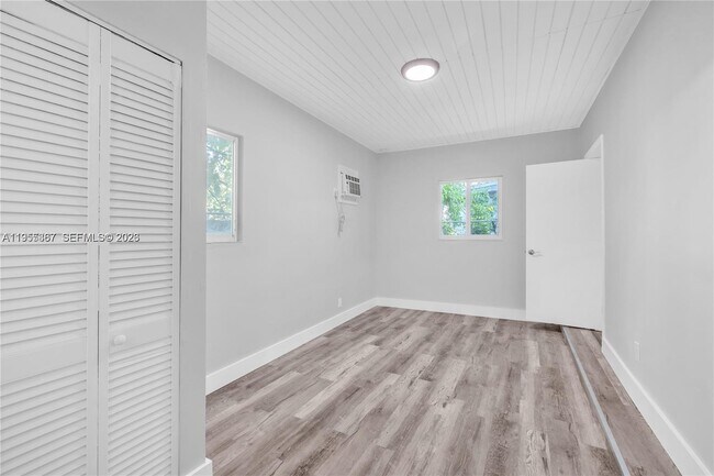 Building Photo - 2729 SW 18th St