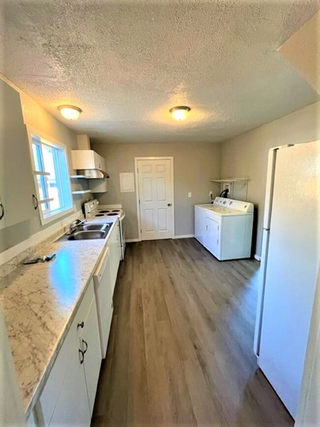 Building Photo - Half off first full month! 2 Bedroom 1 Bat...