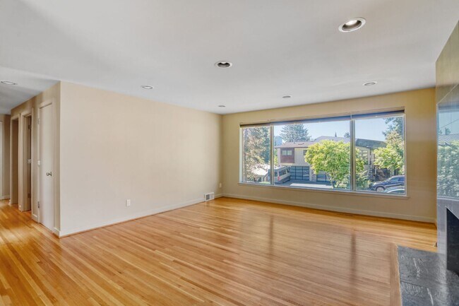 Building Photo - 3Bd/1.75Ba Bellevue Home