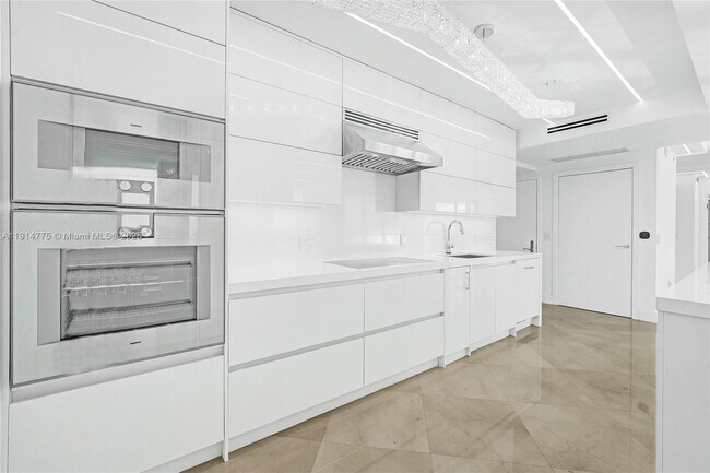 Building Photo - 101 S Fort Lauderdale Beach Blvd