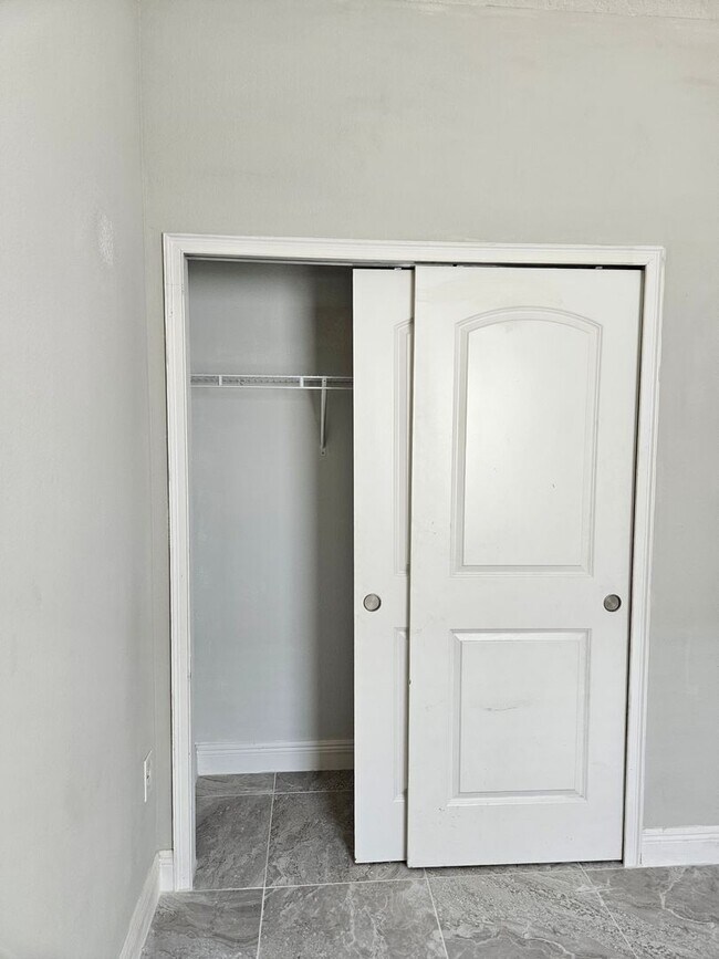 Building Photo - 4 Bedroom 2 bath beautiful spacious home i...