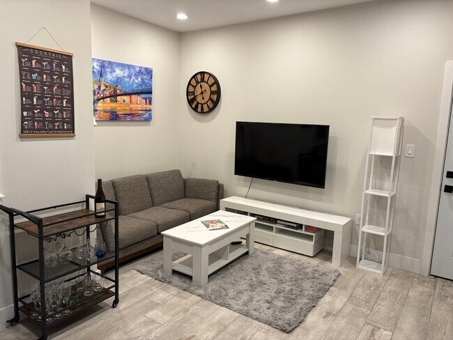 Building Photo - 2556 University Pl NW