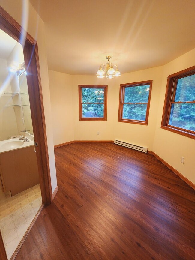 Building Photo - Wonderful 3 bedroom 2.5 bath home w/garage