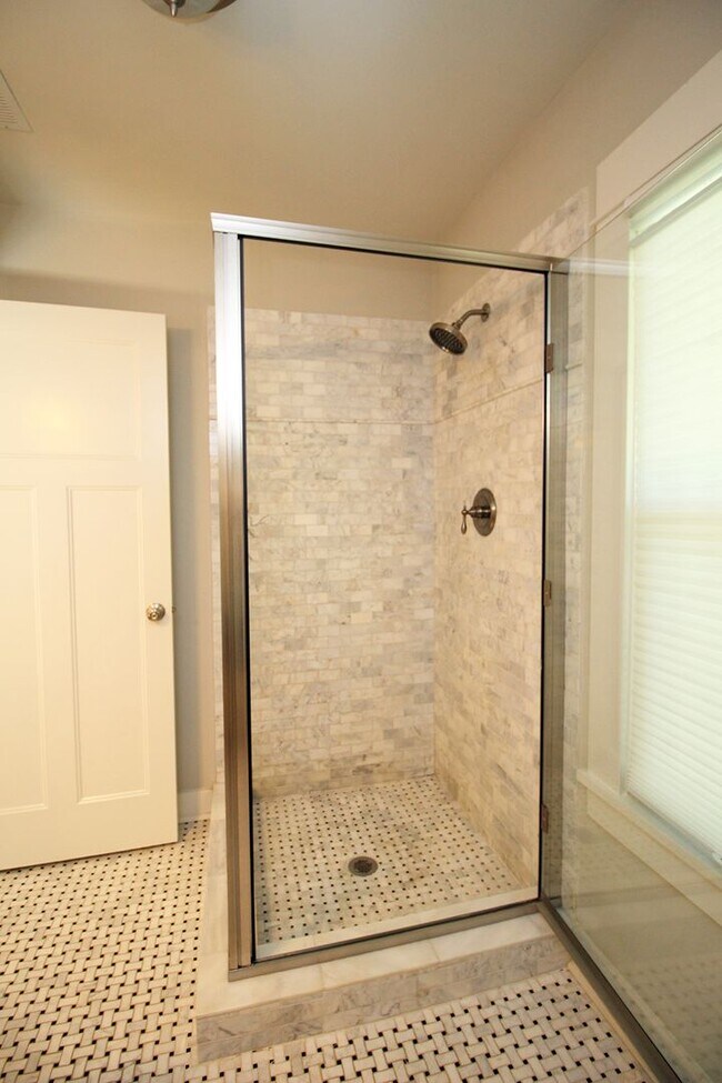 Building Photo - 2443 NE 10th Ave