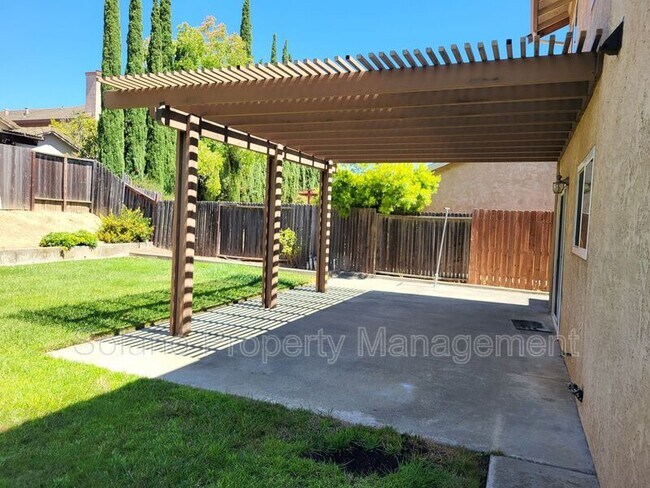 Building Photo - 125 Serpentine Dr