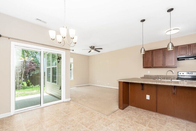 Building Photo - Beautiful 3 bedroom 2 Bath Town Home in Wi...