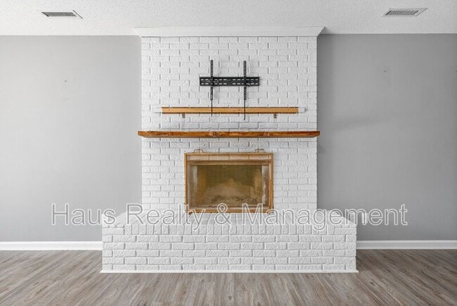 Building Photo - 830 Iris Ln
