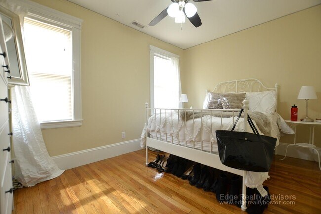 Building Photo - 35 Glencoe St