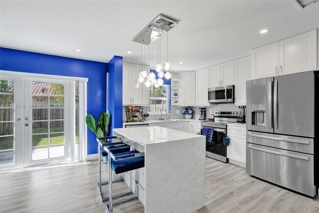 Building Photo - 2001 Barcelona Terrace