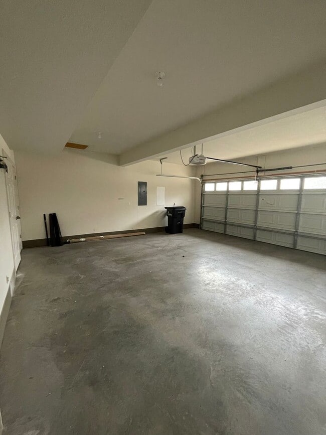 Building Photo - Custom Built 3 bed 2.5 bath Home Nestled A...