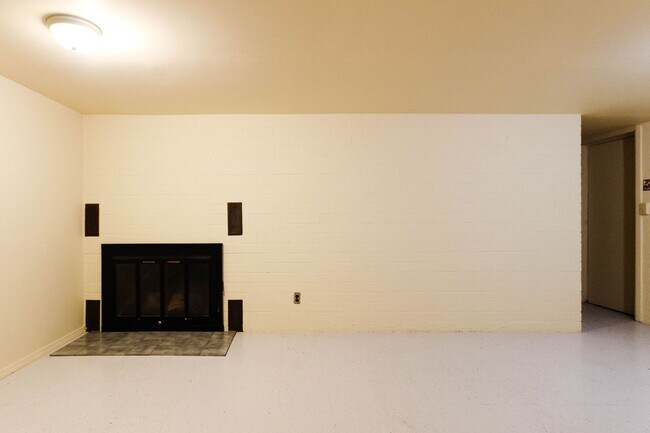 Building Photo - 1506 W White River Blvd