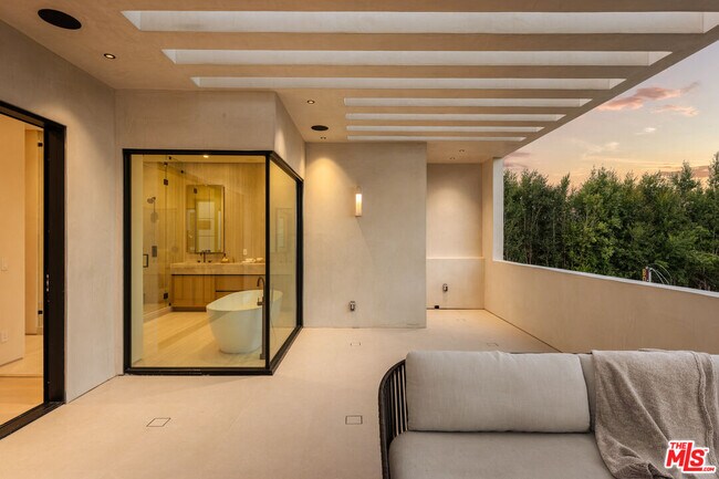 Building Photo - 4724 Lemona Ave