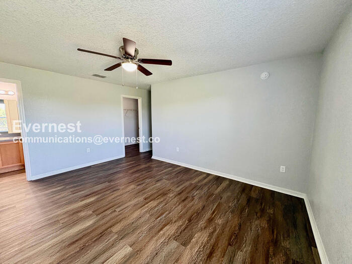 Building Photo - 2219 15th Ave E