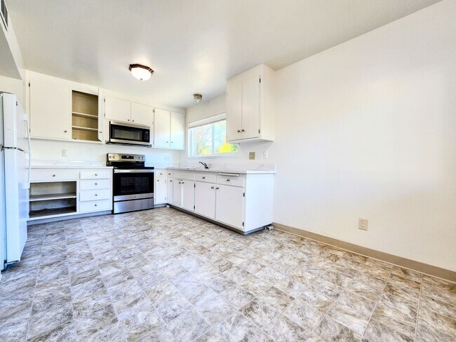 Building Photo - 3 Bedroom Rincon Valley Duplex