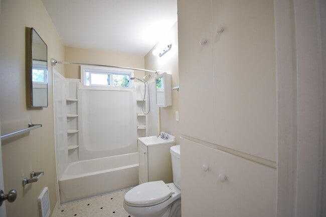 Building Photo - 3 Bedroom 1Bath House, Quiet neighborhood with park across the street