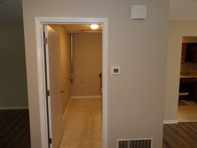Building Photo - 204 Landings Dr
