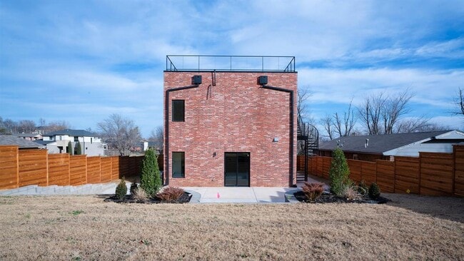 Building Photo - 605 N Idaho Ave