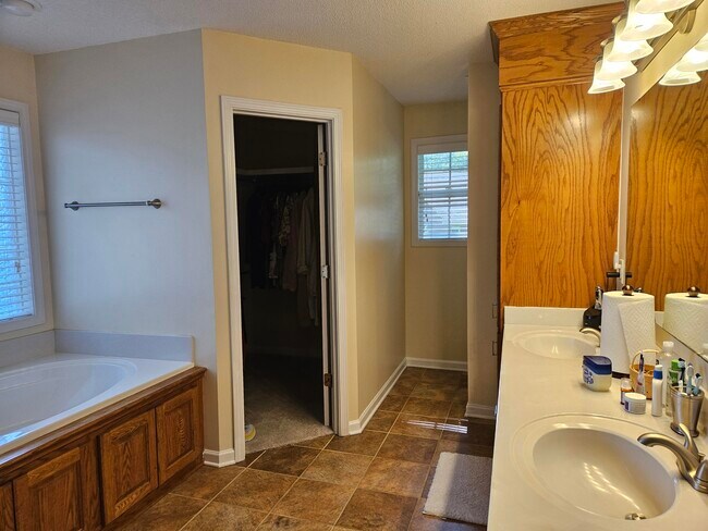 Building Photo - 2947 Sylvan Way