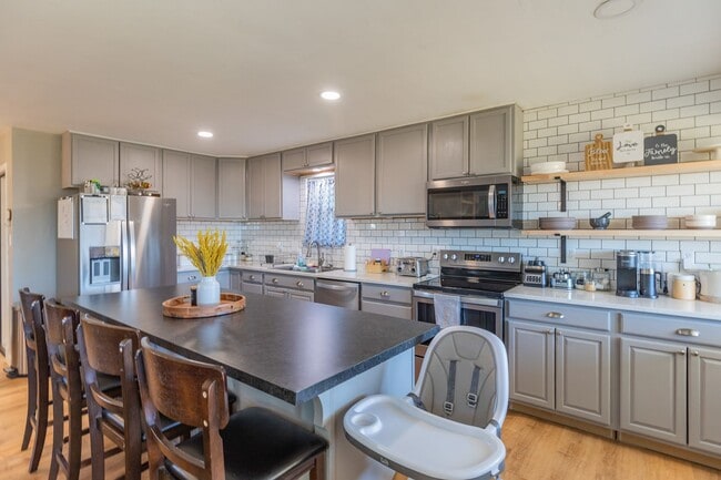 Building Photo - Beautiful 3 Bed 2 Bath - Gorgeous Views & Fenced in Backyard!