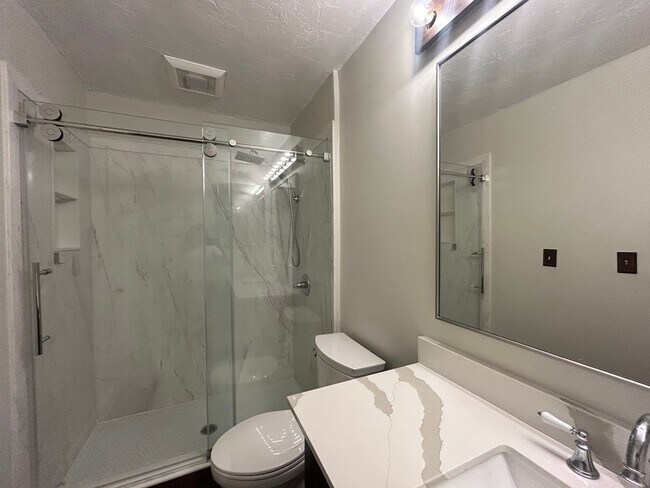 Building Photo - STUNNING 4BR/2BA Home with PRIVATE POOL & ...