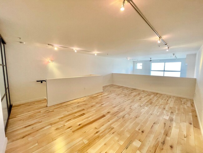 Building Photo - Sunny, Serene 2-level 2BR/2BA + Bonus + Pr...