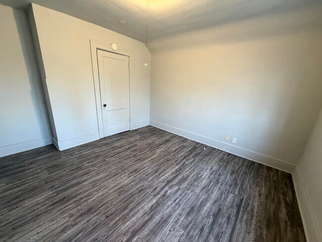 Building Photo - 1519 Fairchild-E