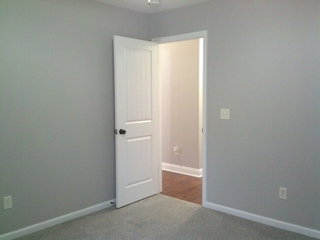 Building Photo - Spacious 3BR Home with Screened Porch, Fenced Backyard & Wired Shop in North Valdosta