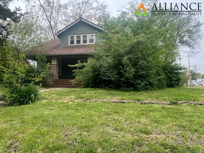 Building Photo - Charming 3 Bed  w/ Bonus Room Home ~ Great Location!