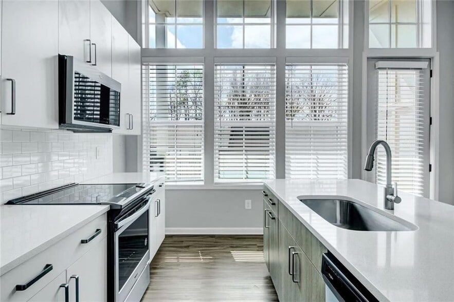 Building Photo - 900 Brees Ct