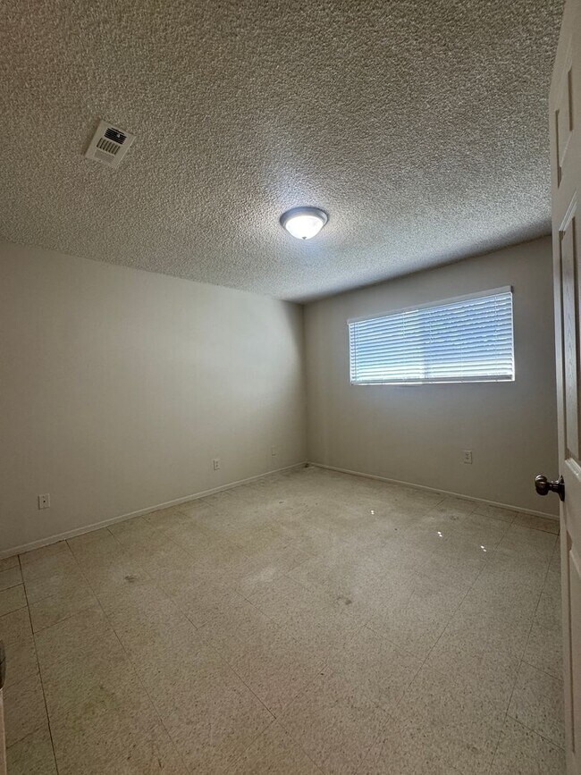 Building Photo - 718 Bedlow Dr
