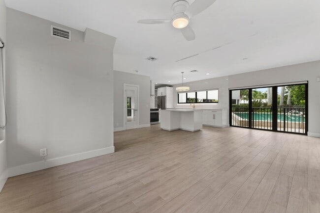 Building Photo - 1121 Bel Air Dr