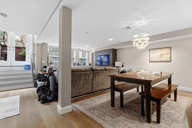 Building Photo - 98 Waltham St