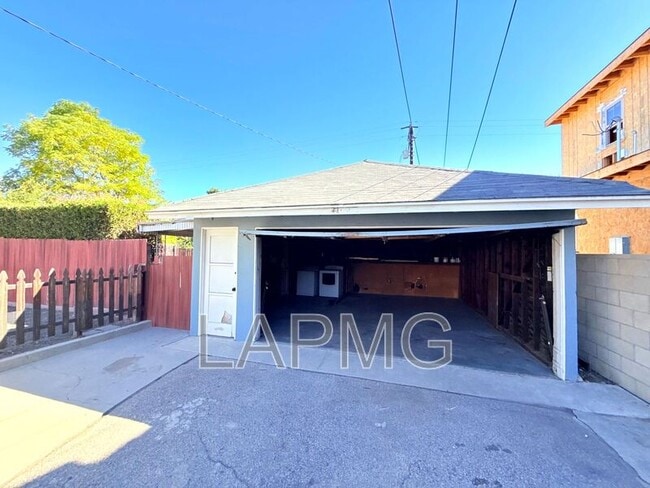 Building Photo - 6200 N Muscatel Ave